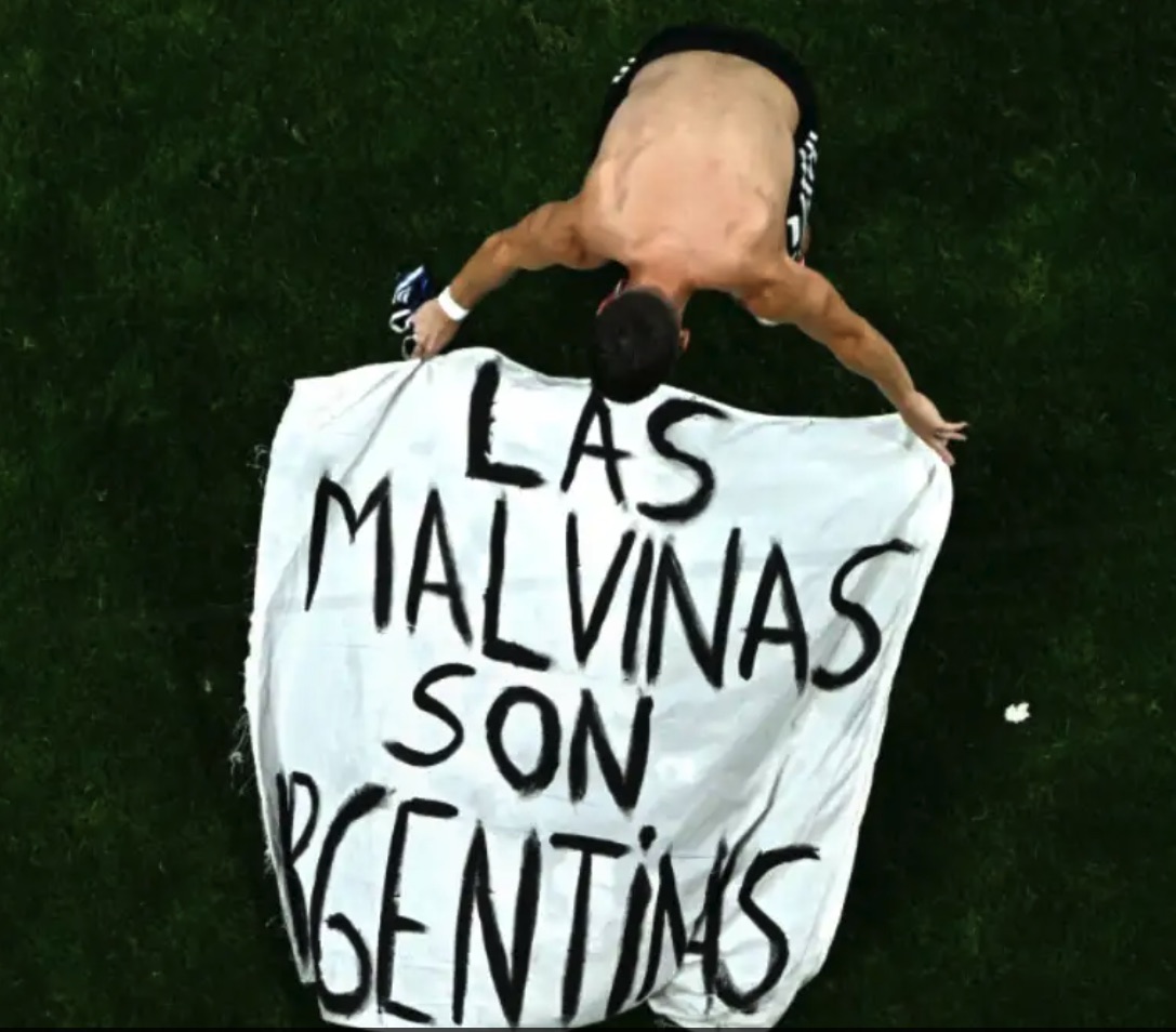 La sábana original con "las Malvinas son argentinas", de donde salió esta tipografía